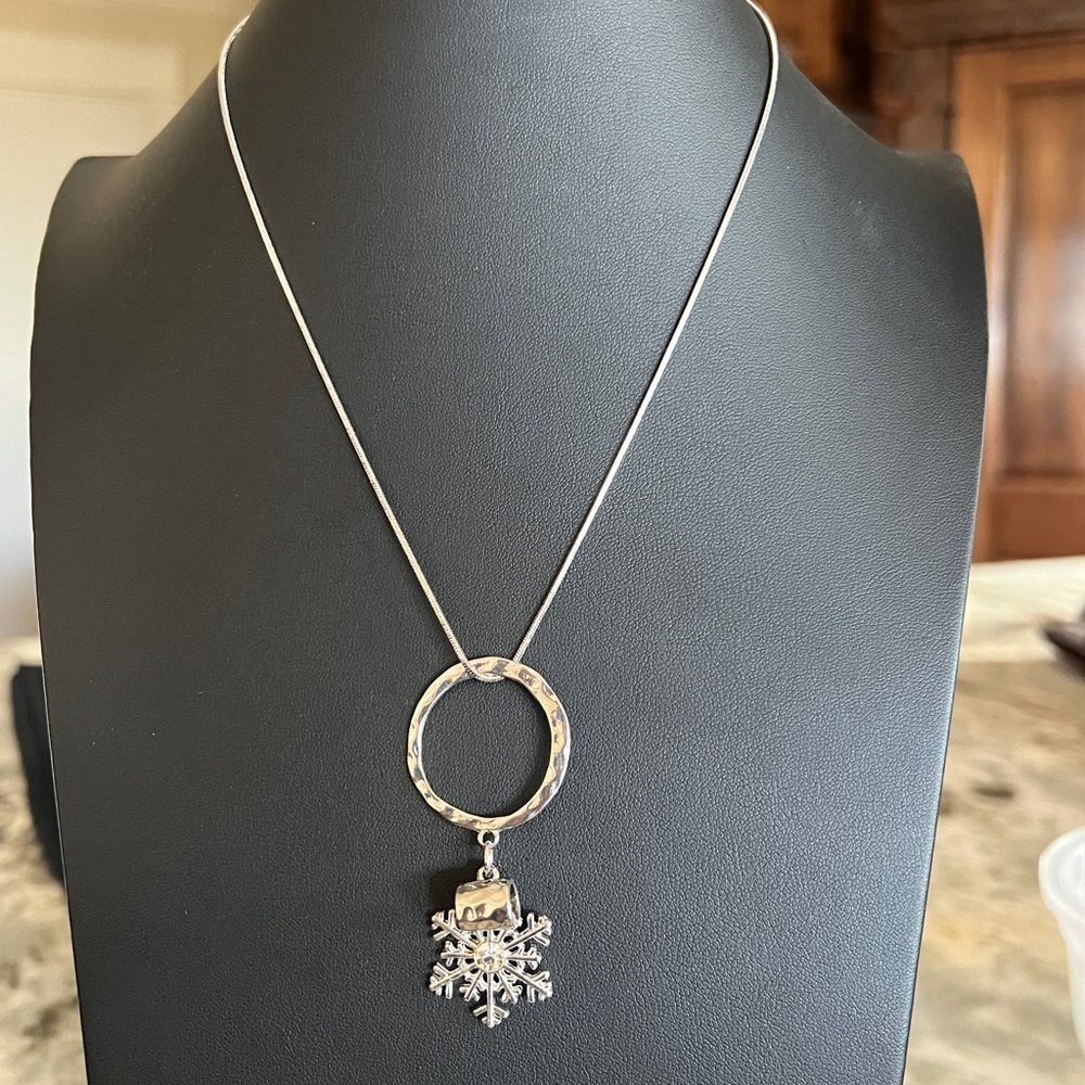 Snowflake Crystal Drop Necklace Circle Accent Silver Tone Chain 22”